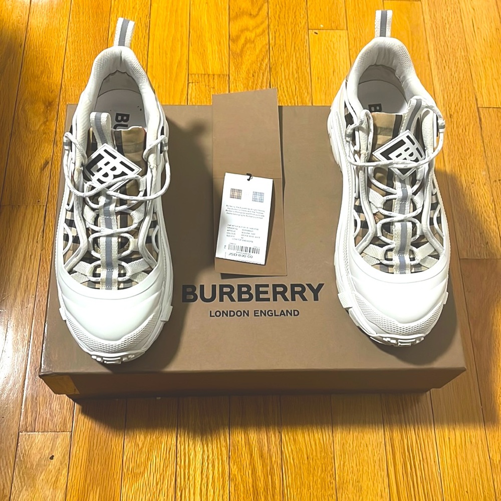 Brand New Burberry Sneaker ,White/Archive Beige,Original Tag,Size 42 EU/9US HMU